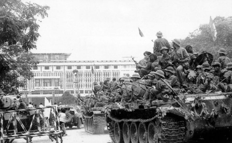 Xe tăng của Quân đội Nhân dân Việt Nam húc đổ cổng sắt và tiến vào Dinh Độc lập ngày 30/4/1975