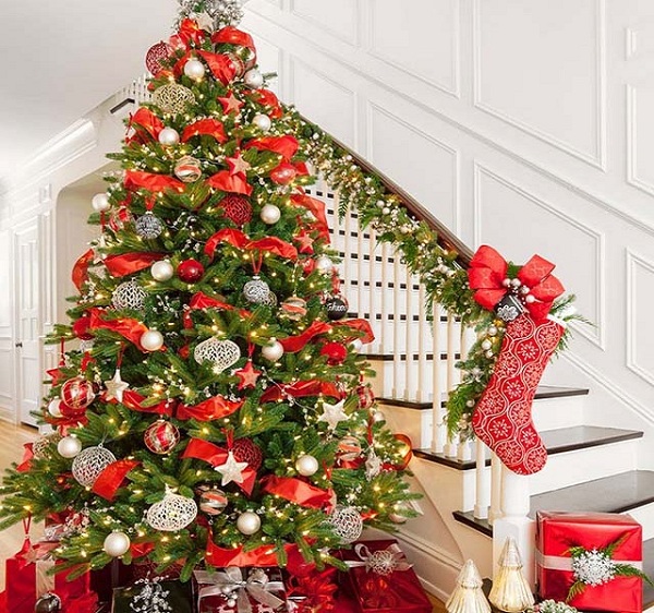 Những cây thông Noel xinh xắn của chúng tôi sẽ khiến bạn cảm thấy thật vui mừng và phấn khởi. Từ những chiếc bong bóng nhỏ cho đến những mảnh giấy rực rỡ, chúng tôi đã trang trí cho cành thông Noel một cách tinh tế và đáng yêu. Hãy cùng ngắm nhìn và cảm nhận sự đáng yêu này nhé!