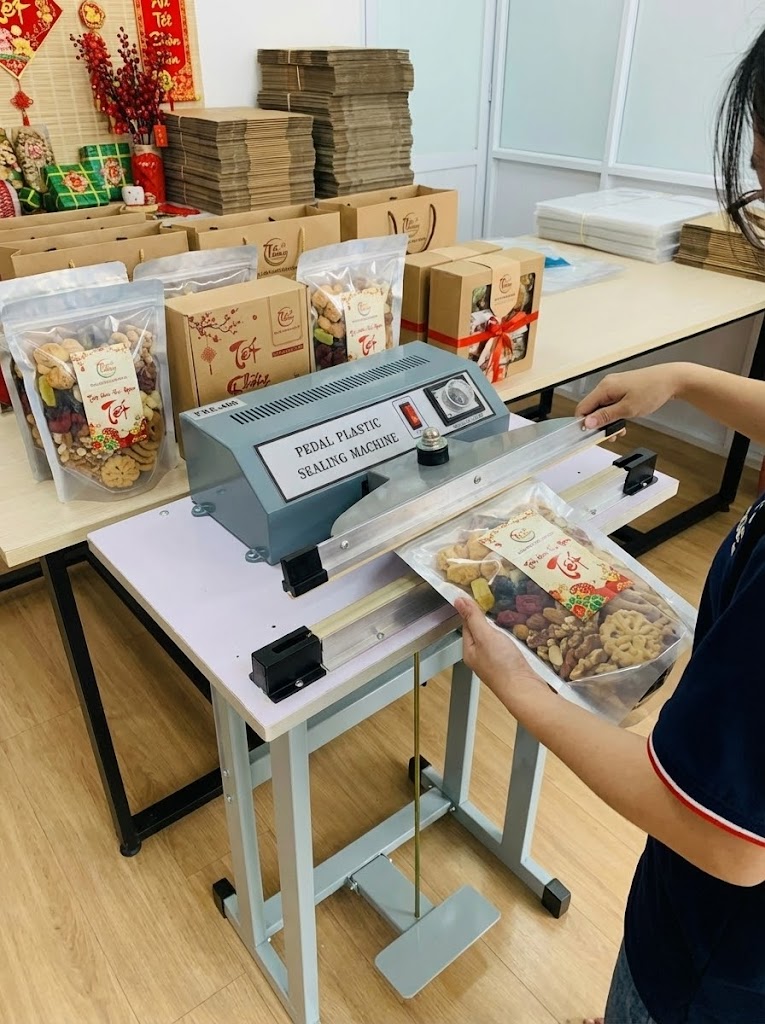 nhu-cau-tang-manh-doi-voi-cac-mat-hang-qua-tet-va-su-can-thiet-phai-dong-goi-dep-mat-va-bao-ve-san-pham Máy Hàn Miệng Túi Dập Chân FRE Giúp Tạo Ra Các Gói Quà Tết Chất Lượng Cao Như Thế Nào
